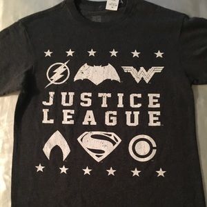 NWT boys’ Justice League graphic tee.